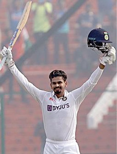 நியூஸிலாந்துக்கு எதிராக கான்பூரில் நடைபெற்று வரும் முதல் டெஸ்டில் சதம் விளாசிய மகிழ்ச்சியில் ஸ்ரேயஸ் ஐயர்.