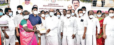 கீழ்பென்னாத்தூரில் நடைபெற்ற நிகழ்ச்சியில் பயனாளிகளுக்கு நலத்திட்ட உதவிகளை வழங்கிய பொதுப்பணித்துறை அமைச்சர் எ.வ.வேலு. அருகில், சட்டப்பேரவை துணை சபாநாயகர் கு.பிச்சாண்டி, ஆட்சியர் முருகேஷ் உள்ளிட்டோர்.