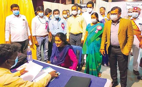 திருப்பத்தூர் தூயநெஞ்ச கல்லூரியில் நடைபெற்ற தனியார் துறை வேலை வாய்ப்பு முகாமை நேற்று தொடங்கி வைத்து பார்வையிட்ட மாவட்ட ஆட்சியர் அமர் குஷ்வாஹா.