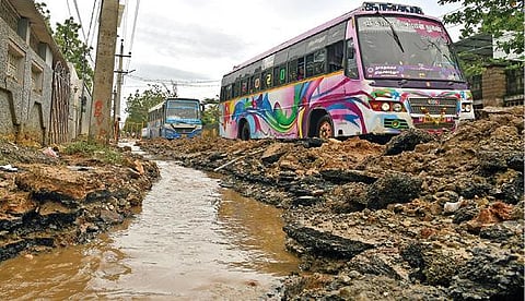 கடம்பாகுளம் நிரம்பி மறுகால் பாயும் தண்ணீர் வரண்டியவேல் - ஆத்தூர் இடையே அதிகளவு செல்வதால், இப்பகுதி வழியாக தூத்துக்குடியில் இருந்து திருச்செந்தூருக்கு போக்குவரத்து நிறுத்தப்பட்டுள்ளது. (அடுத்த படம்) ஏரல் தரைப்பாலத்தை மூழ்கடித்து செல்லும் வெள்ளம். (கடைசி படம்) தூத்துக்குடி ரஹ்மத் நகரில் வெள்ளம் சூழ்ந்துள்ளதால், அங்குள்ள மக்களை மாவட்ட தீயணைப்பு அதிகாரி குமார் தலைமையிலான தீயணைப்பு படையினர் ரப்பர் படகு மூலம் மீட்டனர். படங்கள்:என்.ராஜேஷ்