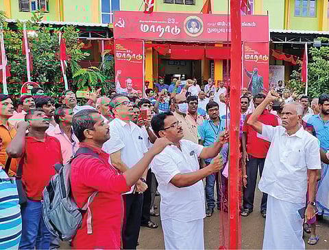திருநெல்வேலி மாவட்டம் விக்கிரமசிங்கபுரத்தில் மார்க்சிஸ்ட் கம்யூனிஸ்ட் கட்சியின் மாவட்ட மாநாடு கொடியேற்றத்துடன் தொடங்கியது
