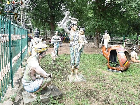 மதுரை ராஜாஜி பூங்காவில் பராமரிப்பின்றி சேதமடைந்து காணப்படும் சிலைகள். படம்: ஜி.மூர்த்தி