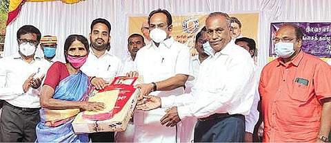 மல்லாங்கிணறில் நடைபெற்ற நிகழ்ச்சியில் இலங்கைத் தமிழர் மறுவாழ்வு முகாம்களில் வசிப்போருக்கு நலத்திட்ட உதவிகளை வழங்கிய அமைச்சர் தங்கம் தென்னரசு.