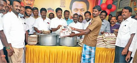 கடலூரில் நடந்த திமுக இளைஞரணி செயலாளர் உதயநிதி ஸ்டாலின் பிறந்த நாள் விழாவில் ஐயப்பன் எம்எல்ஏ லாரி ஓட்டுநர்களுக்கு நிவாரண பொருட்களை வழங்கினார்.