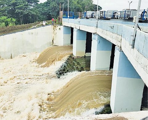 வீராணம் ஏரியின் பிரதான வடிகால் மதகான வெள்ளியங்கால் ஓடை மதகில் இருந்து தண்ணீர் வெளியேற்றப்படுகிறது.
