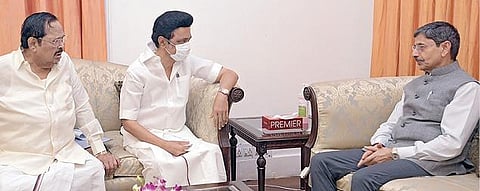 தமிழக ஆளுநர் ஆர்.என்.ரவியை முதல்வர் ஸ்டாலின் நேற்று ஆளுநர் மாளிகையில் சந்தித்தார். அப்போது, நீட் தொடர்பாக தமிழக சட்டப்பேரவையில் நிறைவேற்றப்பட்ட சட்ட முன்வடிவை குடியரசுத் தலைவர் ஒப்புதலுக்கு உடனடியாக அனுப்பி வைக்குமாறு கோரிக்கை விடுத்தார். நீர்வளத்துறை அமைச்சர் துரைமுருகன் அப்போது உடன் இருந்தார்.