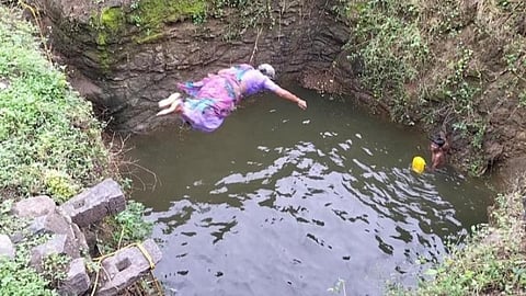 ராசிபுரம் அருகே கிணற்றில் குதித்து சாகசம் காட்டும் மூதாட்டி: கிராம மக்கள் வியப்பு