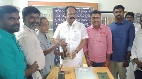 மாணவர்கள், இளைய சமுதாயத்தினருக்கான மாவட்டங்கள் குறித்த கையேடுகள் வெளியீடு: அமைச்சர் தங்கம் தென்னரசு தகவல்