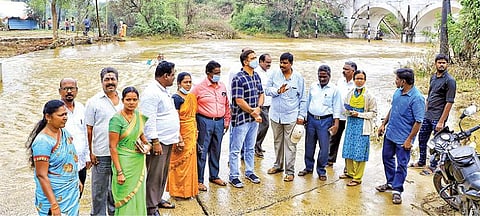 குடியாத்தம் அருகே மழையால் பாதிக்கப்பட்ட இடங்களை மாவட்ட ஆட்சியர் குமாரவேல் பாண்டியன் ஆய்வு செய்தார்.