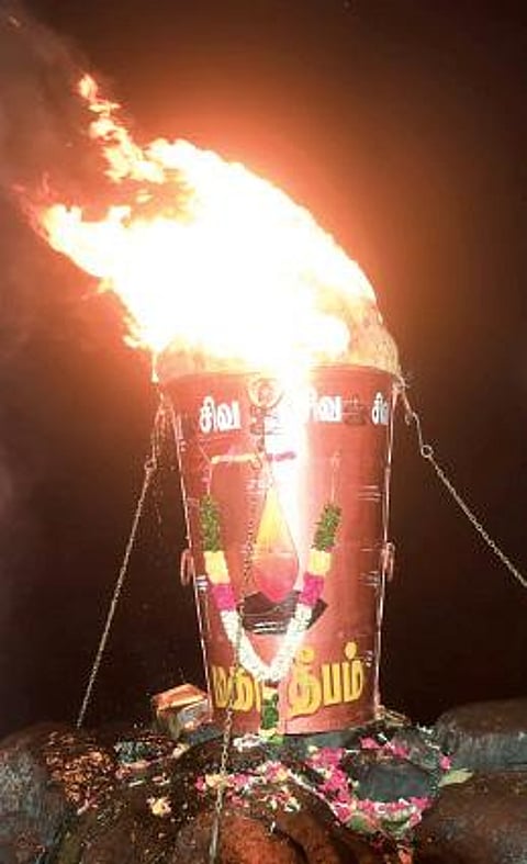 அண்ணாமலை உச்சியில் ஏற்றப்பட்டுள்ள மகா தீபம்.