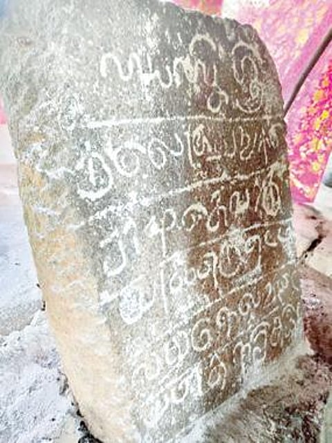 கொற்றவை சிலை. அடுத்த படம்: சோழர் கால கல்வெட்டு.