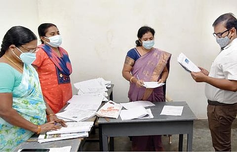 கிருஷ்ணகிரி பெரியார் நகர் வாக்குச்சாவடி மையத்தில் நடந்த வாக்காளர் பட்டியல் சிறப்பு சுருக்கமுறை திருத்த முகாமை ஆட்சியர் ஜெயசந்திர பானு ரெட்டி ஆய்வு செய்தார்.