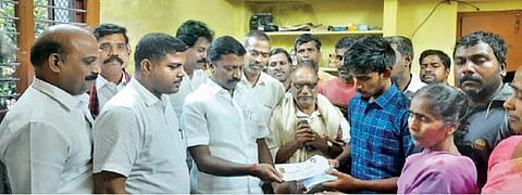 பண்ருட்டி அருகே புதூர் கிராமத்தில் ஏரியில் மூழ்கி உயிரிழந்தவர்கள் குடும்பங்களுக்கு முதல்வர் நிவாரண நிதியை சபா.ராஜேந்திரன் எம்எல்ஏ வழங்கினார்.