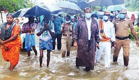 கடலூர் தனம் நகரில் கன மழையால் ஏற்பட்டுள்ள பாதிப்புகளை மாவட்ட ஆட்சியர் கி.பாலசுப்ரமணியம் பார்வையிட்டு ஆய்வு செய்தார்.