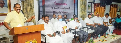 தமிழ்நாடு சிறுபான்மை பள்ளிகள் கூட்டமைப்பைத் தொடங்கி வைத்துப் பேசினார் மாநில சிறுபான்மை ஆணையத் தலைவர் பீட்டர் அல்போன்ஸ். படம்: பு.க.பிரவீன்