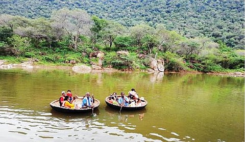 ஒகேனக்கல்லுக்கு நேற்று சுற்றுலா வந்த பயணிகள் தங்கள் குடும்பத்தினருடன் பரிசலில் சென்று காவிரியின் அழகை கண்டு மகிழ்ந்தனர்.