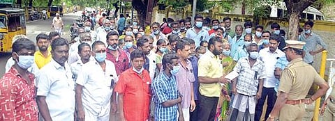 திருநெல்வேலி தச்சநல்லூர் மண்டலத்துக்கு உட்பட்ட பார்வதி அம்மன் கோவில் தெரு உள்ளிட்ட பல்வேறு தெருக்களை சேர்ந்தவர்கள் மாவட்ட ஆட்சியர் அலுவலகத்தில் மனு அளித்தனர்.