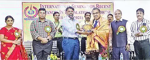 தஞ்சாவூர் மருதுபாண்டியர் கல்லூரியில் அண்மையில் நடைபெற்ற கருத்தரங்கில், சிறப்பு விருந்தினரான சிங்கப்பூர் நான்யாங் தொழில்நுட்பப் பல்கலைக்கழகத்தின் மரபு அறிவியல் துறையின் இணை இயக்குநர் பி.பத்மநாபனுக்கு நினைவு பரிசு வழங்குகிறார் கல்லூரித் தலைவர் கொ.மருதுபாண்டியன். உடன், திருச்சி பாரதிதாசன் பல்கலை. உயிர் மருத்துவ அறிவியல் துறைத் தலைவர் கே.பிரேம்குமார், கல்லூரி முதல்வர் மா.விஜயா, துணைத் தலைவர் ரா.தங்கராஜ் உள்ளிட்டோர்.