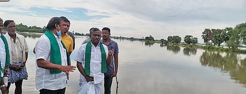 புதுச்சத்திரம் அருகே மணிக்கொல்லை கிராமத்தில் மழை வெள்ளத்தினால் பாதிக்கப்பட்ட விளை நிலங்களை தமிழக அனைத்து விவசாயிகள் சங்கங்களின் ஒருங்கிணைப்பு குழு தலைவர் பிஆர்.பாண்டியன் பார்வையிட்டார்.