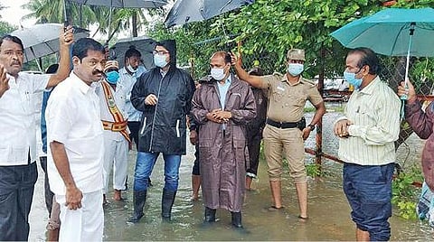 கடலூர் விஎஸ்எல் நகரில் கன மழை பாதிப்புகள் குறித்து கண்காணிப்பு அலுவலர் மற்றும் சென்னை பெருநகர மேம்பாட்டு ஆணையத்தின் உறுப்பினர்- செயலர் அன்சுல் மிஸ்ரா, ஆட்சியர் கி.பாலசுப்ரமணியம், கடலூர் சட்டமன்ற உறுப்பினர் கோ.ஐயப்பன் மற்றும் அதிகாரிகள் ஆய்வு செய்தனர்.