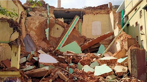புதுக்கோட்டையில் பழைய கட்டிடத்தை இடிக்கும்போது விபத்து: இடிபாடுகளுக்குள் சிக்கி 10 பேர் மீட்பு