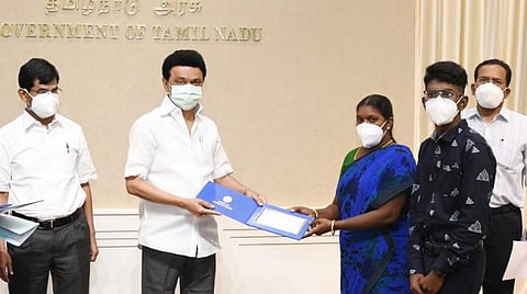 வீரமரணமடைந்த 3 ராணுவ வீரர்கள்; வாரிசுதாரர்களுக்கு நிவாரண நிதி: முதல்வர் ஸ்டாலின் வழங்கினார்