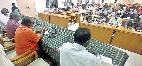 ராணிப்பேட்டை மாவட்ட ஆட்சியர் அலுவலக கூட்டரங்கில் விவசாயிகள் குறைதீர்வுக்கூட்டம் ஆட்சியர் பாஸ்கர பாண்டியன் தலைமையில் நேற்று நடைபெற்றது.