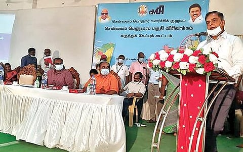 ராணிப்பேட்டையில் நேற்று நடந்த பொதுமக்கள் கருத்துக்கேட்பு கூட்டத்தில் பேசும் அரசு முதன்மை செயலாளர் ஹிதேஷ்குமார் எஸ்.மக்வானா.