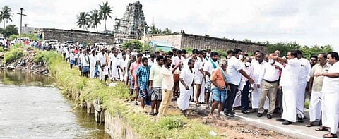 திருச்சி மாவட்டம் ஊட்டத்தூர் பகுதியில் நீர் நிறைந்து செல்லும் நந்தியாற்றை நேற்று பார்வையிடுகிறார் அமைச்சர் கே.என்.நேரு. உடன், மாவட்ட ஆட்சியர் சு.சிவராசு உள்ளிட்டோர்.