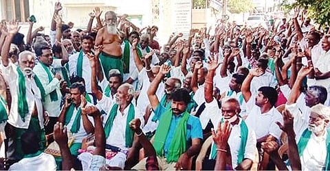 திருச்சியில் நேற்று நடைபெற்ற தேசிய தென்னிந்திய நதிகள் இணைப்பு விவசாயிகள் சங்கத்தின் பொதுக்குழுக் கூட்டத்தில் கோரிக்கைகளை வலியுறுத்தி முழக்கம் எழுப்பிய விவசாயிகள்.