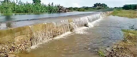 சிவகங்கை சிரமம் அருகே சாத்தரசன்கோட்டை-சூராணம் நெடுஞ்சாலையில் நாட்டாறுகால் ஆற்று தரைப்பாலம் அடைப்பட்டு தண்ணீர் செல்லாமல் உள்ளது.