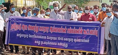 விழுப்புரத்தில் மாவட்ட அனைத்து சுகாதார ஆய்வாளர்கள் கூட்டமைப்பு சார்பில் கண்டன ஆர்ப்பாட்டம் நடைபெற்றது.