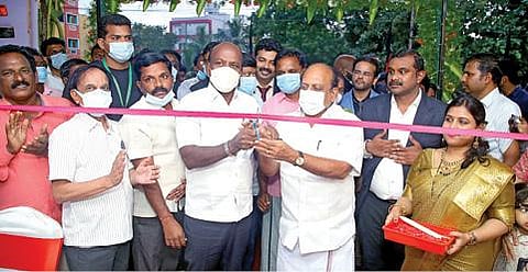 டெல்டா மருத்துவமனையை சுகாதாரத் துறை அமைச்சர் மா.சுப்பிரமணியன் திறந்து வைத்தார். உடன் ஊரக தொழில் துறை அமைச்சர் தா.மோ.அன்பரசன் உள்ளிட்டோர்.