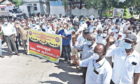 பணி நிரந்தரம் செய்ய வலியுறுத்தி, சேலம் சுகாதாரப்பணிகள் துணை இயக்குநர் அலுவலகம் முன்பு தமிழ்நாடு அரசு சுகாதார ஆய்வாளர்கள் சங்கங் களின் கூட்டமைப்பு சார்பில் ஆர்ப்பாட்டம் நடந்தது. படம்: எஸ்.குரு பிரசாத்