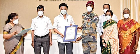 லடாக்-காரகோரம் கணவாயிலிருந்து மலரி வரை பனிச்சறுக்கு மூலம் சென்று சாதனைபடைத்த, திருவண்ணாமலை மாவட்டத்தைச் சேர்ந்த ராணுவ வீரர் கேப்டன் எஸ்.குபேர காந்திராஜுக்கு பாராட்டுச் சான்றிதழ் வழங்கினார் முதல்வர் மு.க.ஸ்டாலின். உடன், தலைமைச் செயலர் வெ.இறையன்பு, பொதுத் துறை செயலர் டி.ஜெகநாதன் உள்ளிட்டோர்.