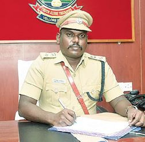 வேலூர் மாவட்ட காவல் கண் காணிப்பாளராக பொறுப்பேற்ற ராஜேஷ் கண்ணன்.