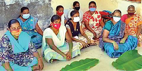 ஸ்டெர்லைட் ஆலையை மீண்டும் திறக்கக் கோரி பண்டாரம்பட்டியில் வாழை இலைகளை விரித்து உண்ணாவிரத போராட்டம் நடத்திய செம்பருத்தி மகளிர் குழுவினர்.