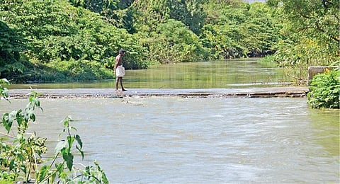 திருநெல்வேலி கால்வாயில் தண்ணீர்வரத்து அதிகமுள்ள நிலையில் கால்வாயினை தாண்டி தண்ணீர் பெருக்கெடுத்துள்ளது. இதனால் தெற்கு மவுண்ட் ரோடு பகுதியில் தண்ணீர் தேங்கியதால் வாகனங்கள் போக்குவரத்து பாதிக்கப்பட்டுள்ளது. (வலது)நெல்லை தாமிரபரணியில் வெள்ளம் நீடிக்கிறது. படங்கள்:மு.லெட்சுமிஅருண்