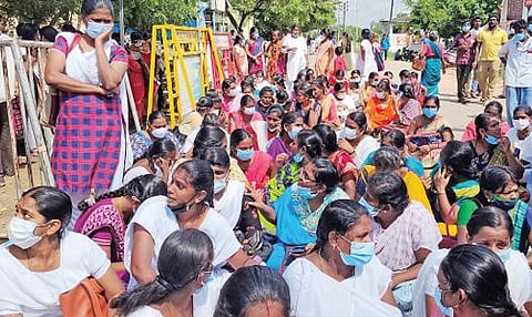 விருதுநகர் மாவட்ட ஆட்சியர் அலுவலகம் அருகே தர்ணாவில் ஈடுபட்ட பணி நீக்கம் செய்யப்பட்ட ஒப்பந்த மருத்துவப் பணியாளர்கள்.