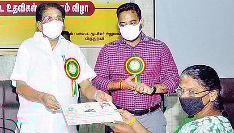 விருதுநகரில் நடைபெற்ற நிகழ்ச்சியில் பெண்ணுக்கு நலத்திட்ட உதவி வழங்கிய அமைச்சர் சாத்தூர் ராமச்சந்திரன். அருகில் ஆட்சியர் ஜெ.மேகநாதரெட்டி.