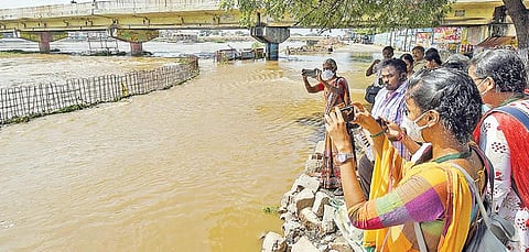 வைகை அணையில் இருந்து திறந்து விட்ட கூடுதல் தண்ணீரால் மதுரை வைகை ஆற்றில் வெள்ளம் பெருக்கெடுத்து ஓடுகிறது. ஆற்றை ஓட்டியுள்ள வைகை சீரமைப்புச் சாலைகளையும் தண்ணீர் சூழ்ந்துள்ளது. படம்: ஆர்.அசோக்