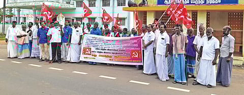 புவனகிரியில் விவசாயிகள் சங்கத்தினர் ஆர்ப்பாட்டத்தில் ஈடுபட்டனர்.