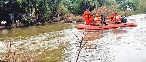 திருக்கோவிலூர் அருகே காருடன் வெள்ளத்தில் அடித்து செல்லப்பட்டவரின் உடலை தேடும் பணியில் தேசிய பேரிடர் மேலாண்மை மீட்புக் குழுவினர் ஈடுபட்டனர்.