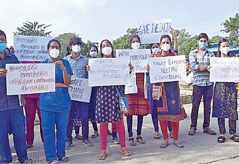 செங்கல்பட்டு அரசு மருத்துவமனையில் வகுப்புகளை புறக்கணித்து போராட்டத்தில் ஈடுபட்ட மாணவர்கள்.