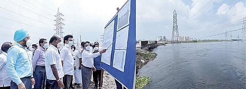 சென்னை மேடவாக்கம் - சோழிங்கநல்லூர் சாலையில் மழைநீர் வெளியேற 70 மீட்டர் அகலத்தில் உயர் மட்ட பாலம் அமைய உள்ள இடத்தை முதல்வர் மு.க.ஸ்டாலின் நேற்று பார்வையிட்டார். சுகாதாரத் துறை அமைச்சர் மா.சுப்பிரமணியன், சென்னை மாநகராட்சி ஆணையர் ககன்தீப் சிங் பேடி, போக்குவரத்துத் துறை செயலர் கே.கோபால் மற்றும் அரசு உயர் அலுவலர்கள் உடனிருந்தனர்.