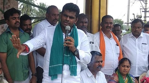 கோவை அன்னூர் அருகே வாக்கனாங் கொம்பு கிராம விவசாயிகளிடையே இன்று பேசிய பாஜக மாநில தலைவர் அண்ணாமலை | படம்: க.சக்திவேல்