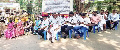 துரிஞ்சாபுரம் ஊராட்சி ஒன்றிய அலுவலகம் முன்பு நேற்று உண்ணாவிரத போராட்டத்தில் ஈடுபட்ட ஊராட்சி மன்ற தலைவர்கள்.