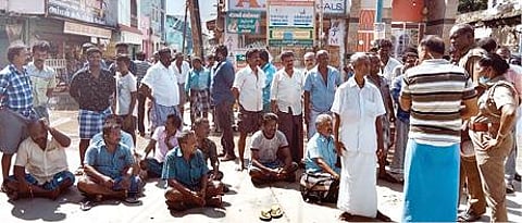 வீடுகள் முன்பு கழிவுநீர் தேங்கியதை கண்டித்து திருச்செந்தூரில் சாலை மறியலில் ஈடுபட்ட பொதுமக்கள்.