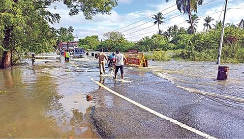 ஆத்தூர் அருகே வரண்டியவேல் தரைப்பாலத்தில் 7-வது நாளாக பெருக்கெடுத்து ஓடும் தண்ணீரில் தத்தளித்தவாறு கடந்து செல்லும் வாகனங்கள்.