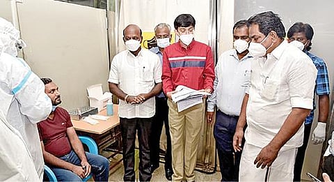 மதுரை விமான நிலையத்தில் ஒமைக்ரான் பரவுவதைத் தடுக்க எடுக்கப் பட்டு வரும் நடவடிக்கைகளைப் ஆய்வு செய்த சுகாதாரத் துறை அமைச்சர் மா.சுப்பிரமணியன். உடன் அமைச்சர் மூர்த்தி, சுகாதாரத் துறை முதன்மைச் செயலாளர் ராதாகிருஷ்ணன், ஆட்சியர் அனிஷ் சேகர் உள்ளிட்டோர். படம்: எஸ்.கிருஷ்ணமூர்த்தி